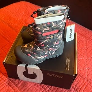 NEW IN BOX-Girls Bogs B Moc Snow Boots
